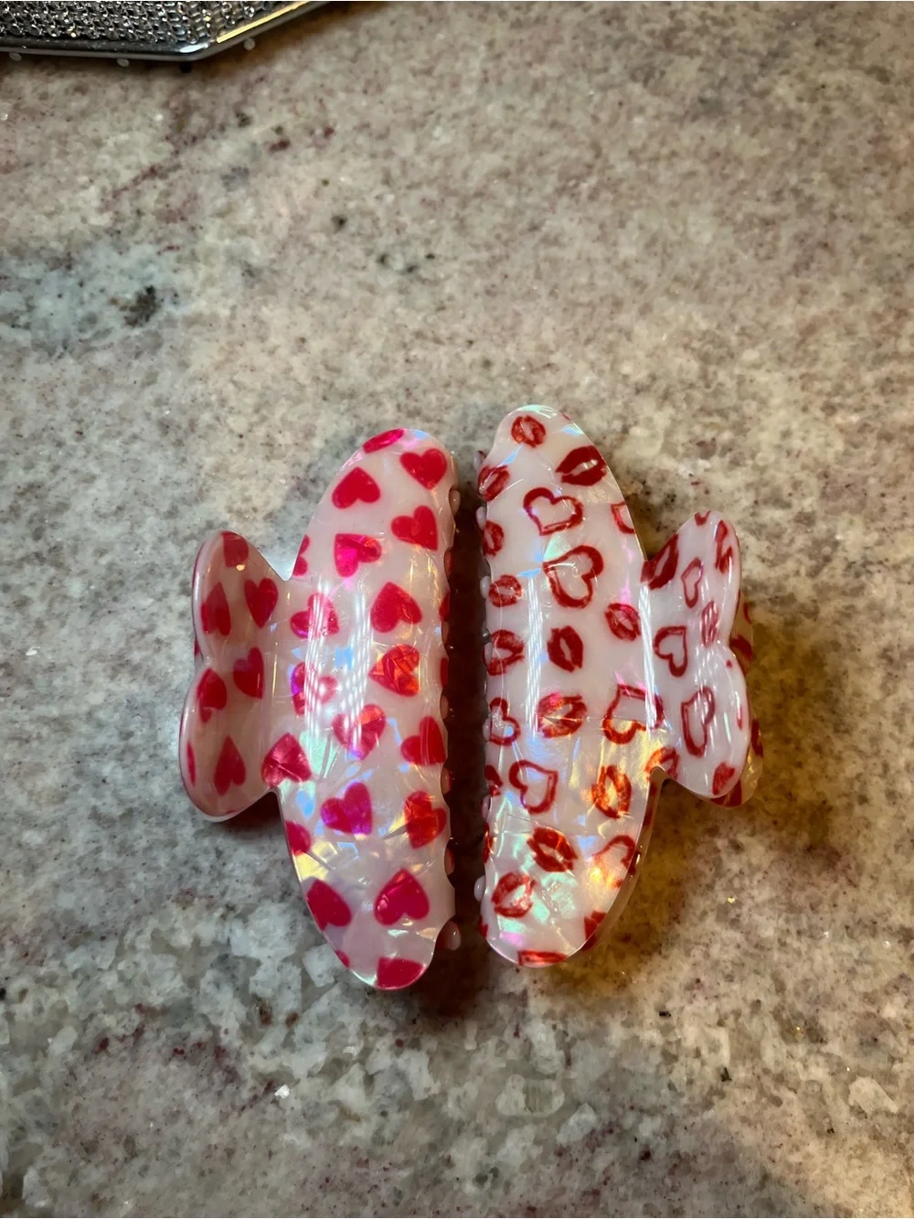 Iridescent Heart & Lip Print Hair Claw Pair - Pink/Red